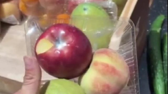 网友质疑超市特价水果将坏的部分切掉售卖，商家：是用于检测农药残留
