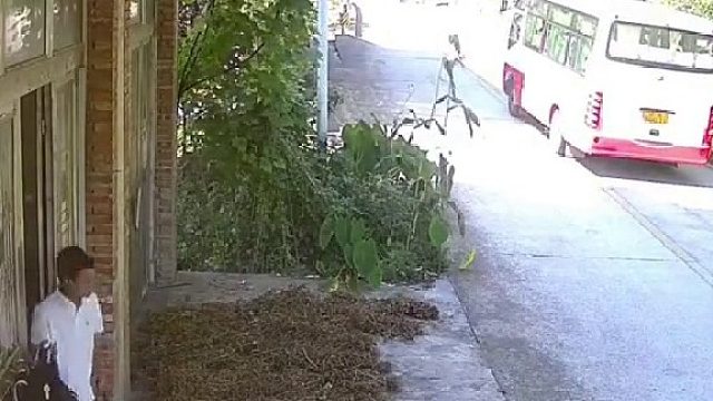 孩子要坐车去上学，司机鸣笛提醒在路边等待...