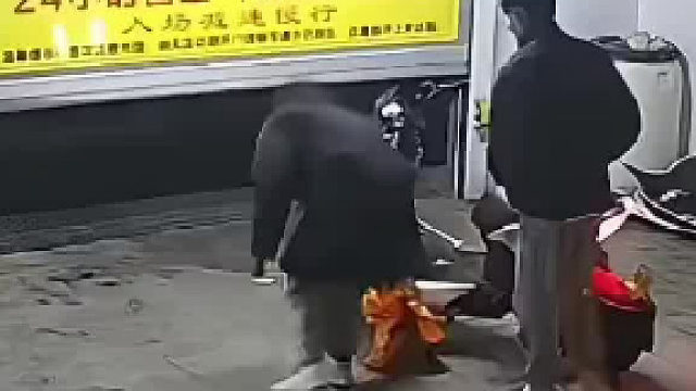 几名小伙强行开卷帘门，进入自助洗车店洗摩托，店主开车堵住门口