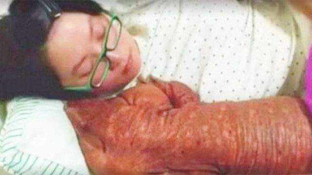 女子35岁不愿找对象，母亲无意间打开房门，看到这一幕后愣住了