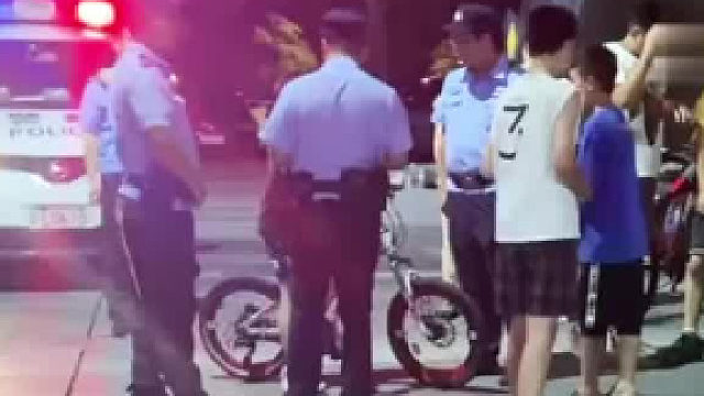 两个小朋友发生争执，用电话手表报警找警察蜀黍评理。网友：很有法律意识