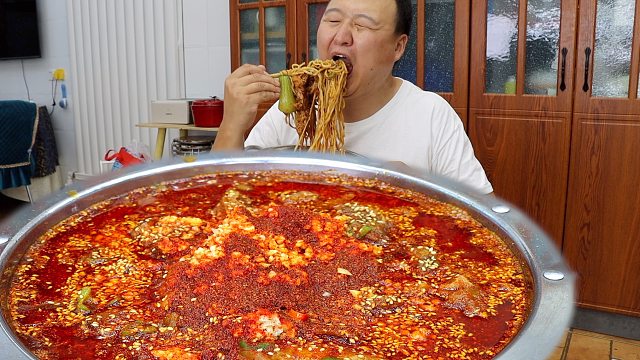 冰箱有点牛肉边角料，阿强做麻辣牛肉面，肉块超大，狂吸面超过瘾