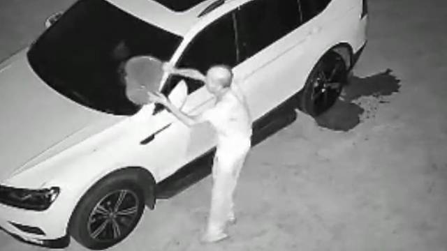 因宅基地矛盾，老人深夜纵火烧车