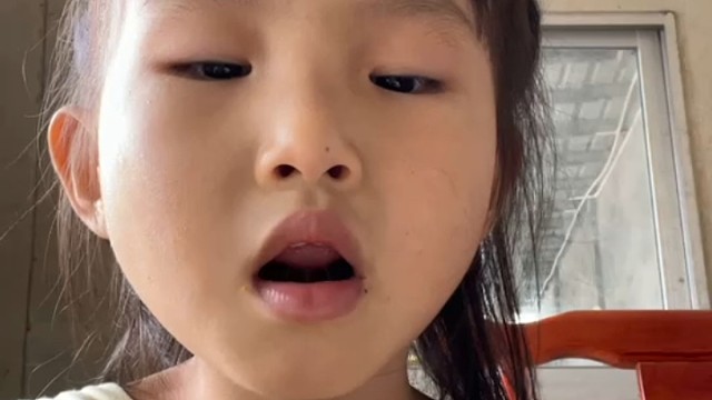 放假了，拿手机在模仿吃播卖货，人小鬼大