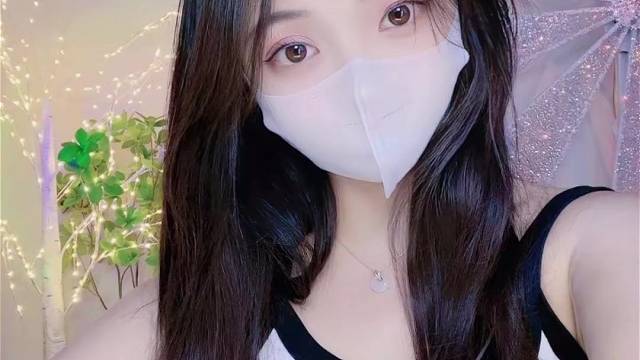 我笨笨的 我不会说安慰人的话 如果可以也能做你的小依靠 心情不好的时候 我们抱抱