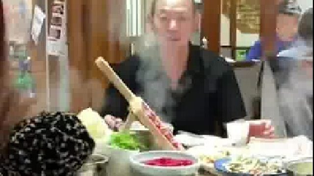 小伙偷偷跑出门喝酒偶遇同样跑出来的爸爸