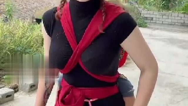 小姨教洋媳妇用背带背娃