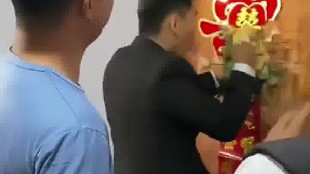 新郎硬核接亲 一拳将房门打碎看呆众人