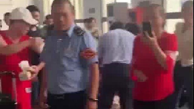 女子自制的辣椒酱在车站爆了……网友：本来没想笑的，看到天花板忍不住了