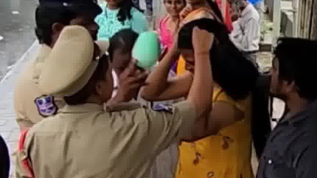 以为只是抓到了一个女贼，没想到结局让人闪腰......