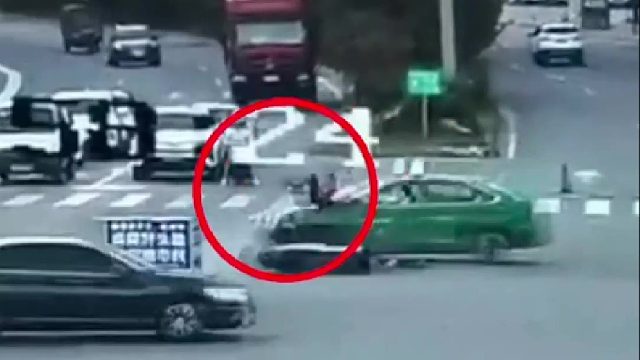 摩托车无证驾驶闯红灯，戴头盔护安全！