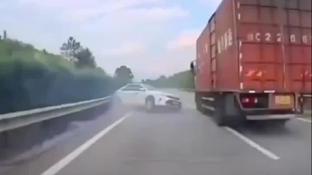 大车变道小车遭殃了！