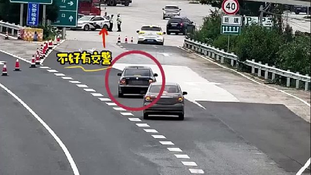 小轿车超员竟随意停车下人险象环生！