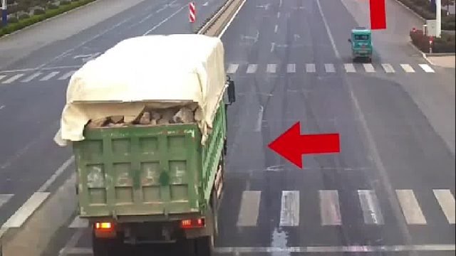 重型自卸货车连续闯红灯行驶，千万交通事故负事故全部责任！