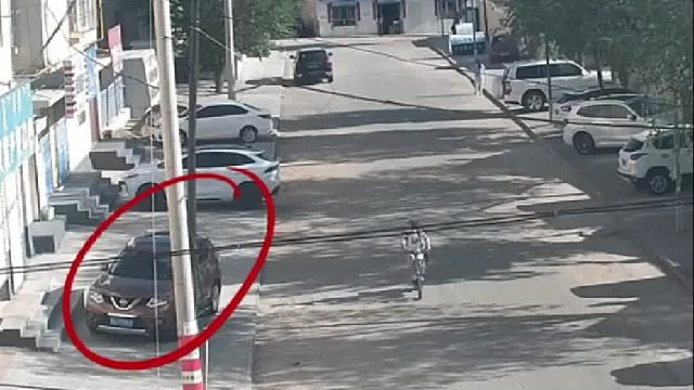 两辆小车同时倒车，发生碰撞“互相追尾”