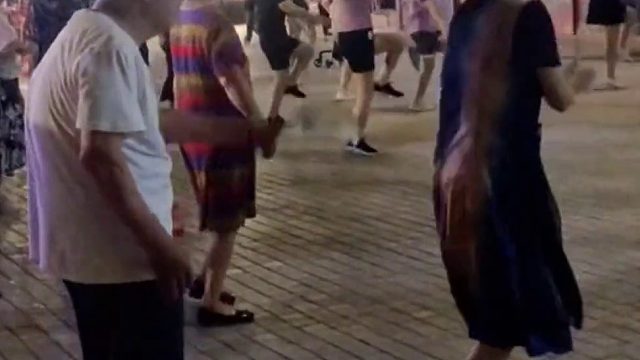 老奶奶跳广场舞，老伴儿全程跟着扇扇子。网友：绝版老伴，吾辈楷模。