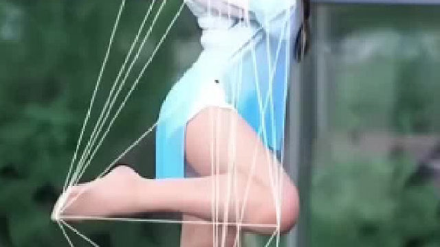 某女子表演“翻花绳”被网友疯传。直呼：我爱几何！