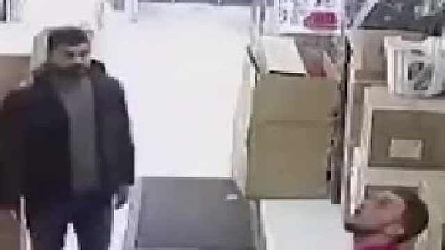 大家走路一定要看路，不要抱着个手机就不撒手