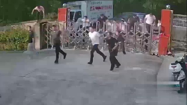 民警查获一赌博窝点，现场抓获涉赌人员16人，查获近期赌资流水高达40万余元（通过移动支付转账）。