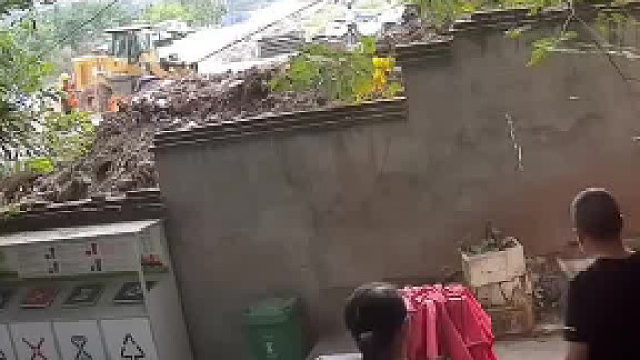 男子发现围墙有异样提醒路人 话音刚落围墙便倒塌 带娃女子躲过一劫