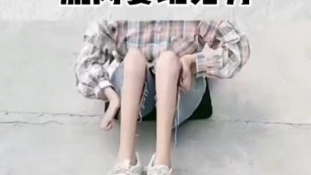 手掌大小鱼际肌及指间肌已经显现萎缩，出现不规则的肌肉跳动。