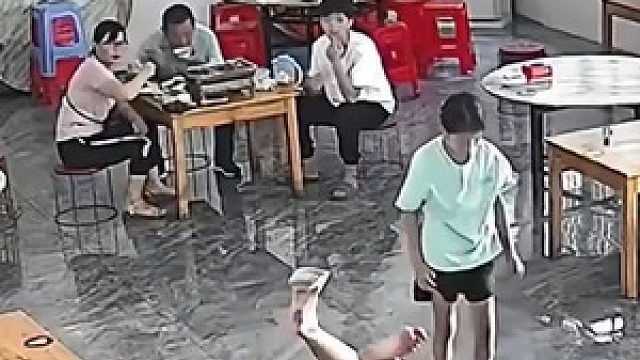 爸爸躺椅子上玩手机女儿来撒娇，没想到一趴上去椅子就散架了...