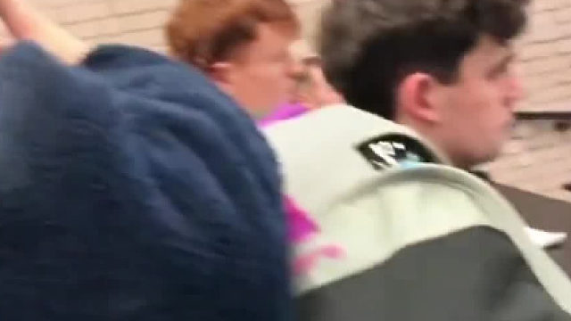 男子发现留学黑科技：眼镜可实时翻译外文。网友：眼镜4千多，翻译按秒收费