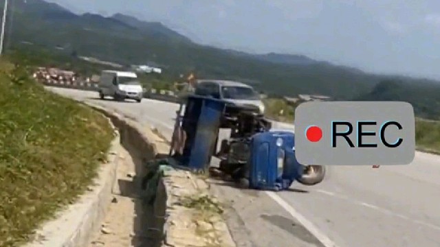 三轮车刹车失灵老人被压，女孩看到后大声呼救：妈妈快打120