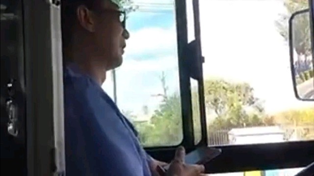 网友拍下公交车司机一边开车一边玩手机发信息