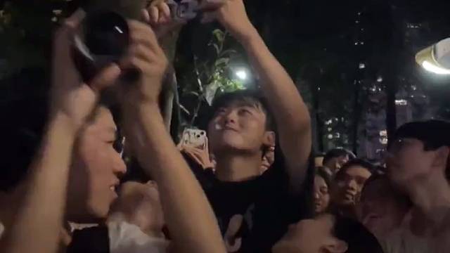 林俊杰演唱会，男子大喊遥遥领先#林俊杰演唱会 #华为 #苹果手机