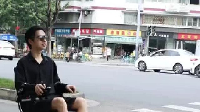 小伙用轮椅当代步车，感觉还行？