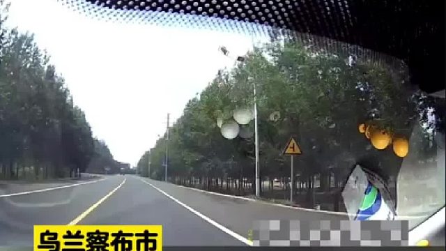 惊险！司机“走神”酿事故！