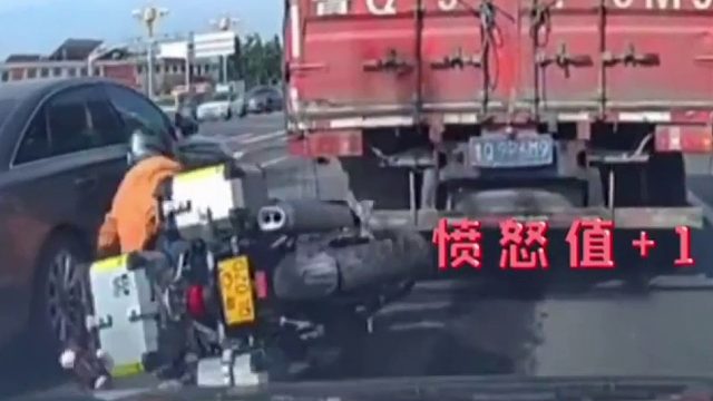 男子骑车被撞，回头一看竟是女友开着自己的车又生气又无奈！