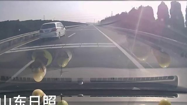 疲劳驾驶无觉知变道撞护栏秒变“碰碰车”