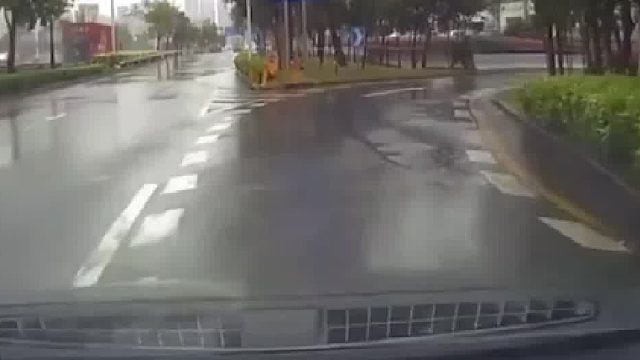 兄弟们看我原地漂移掉头！