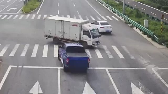 皮卡司机醉驾、闯红灯结果发生事故！