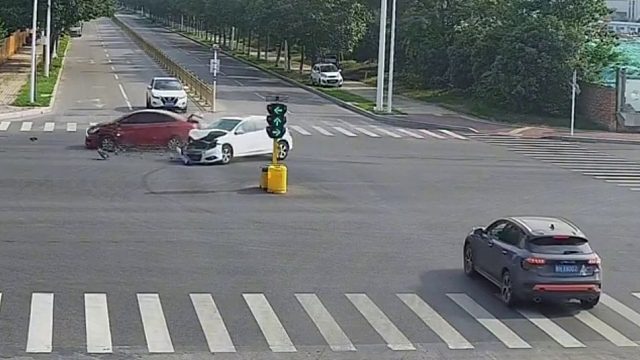 红色轿车闯临时信号灯酿事故负全责！