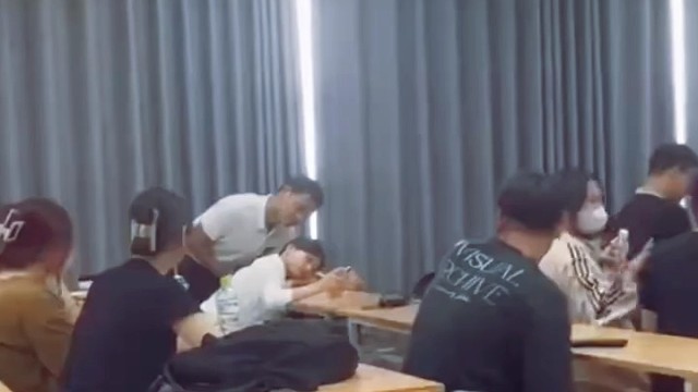 老師的表情，很像看八卦的我