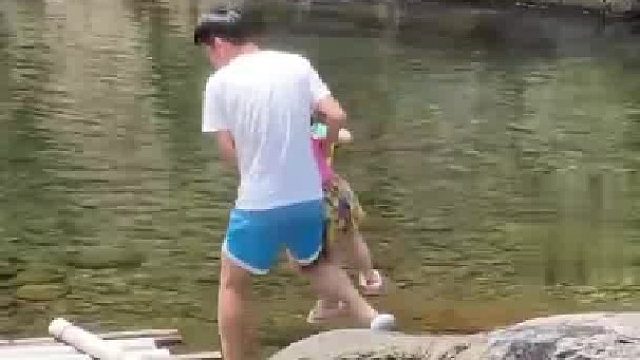 爸爸带宝宝上竹筏，“最担心的事还是发生了”……