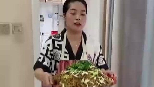 女子嗮家庭成员的饭量