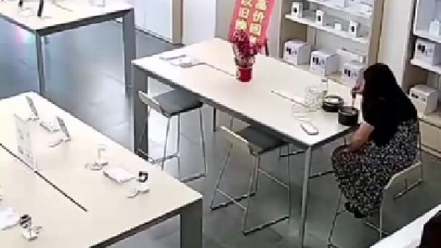 小货车起步时操作不当 竟然....