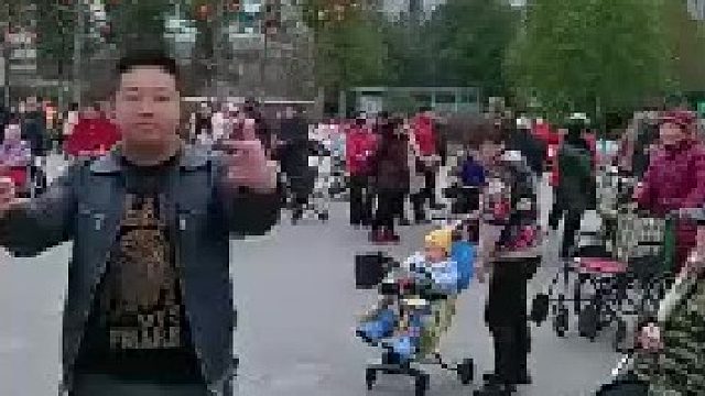 我的好哥们即兴表演了一段舞蹈