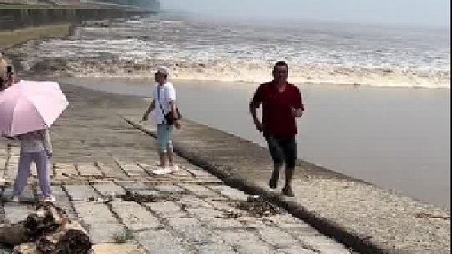 这个时候还不跑，这是想体现点什么……