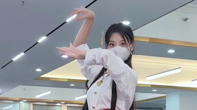 说实话，开场那5秒我真没看出来手上还有动作