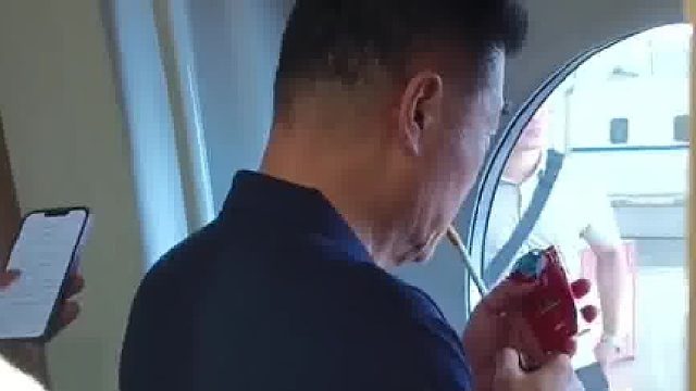 车厢禁烟，靠站前大叔提前扎好架势，只等开门