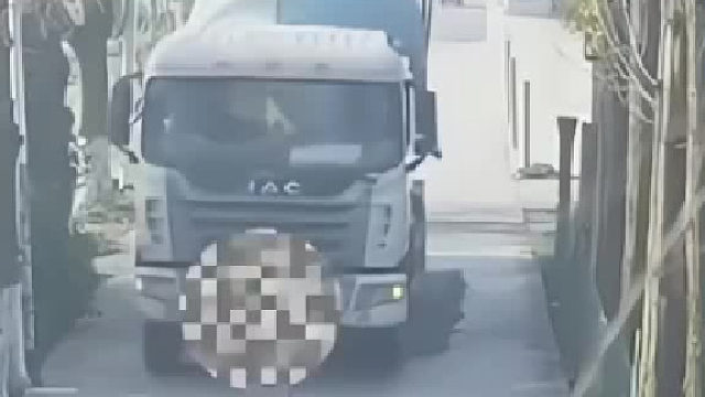 一辆搅拌车在行驶途中突然车身摇晃起来，随后路面塌陷，搅拌车不堪承重，开始侧翻