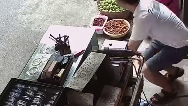 你飞奔上前的身影太帅了...谢谢你