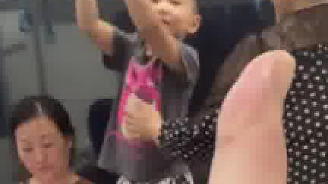 地铁里这样的行为 你怎么看