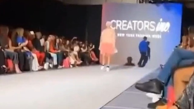 男子冒充模特穿塑料袋在纽约时装周上走秀，现场观众毫无察觉！