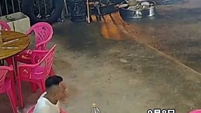 男子坐店门口喝茶 抬头发现急速驶来的失控车子 男子反应迅速 躲过一劫